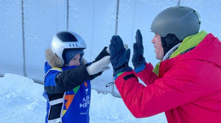 Реабилитационную программу «Лига мечты» для детей с особенностями здоровья запустили на горнолыжном курорте «Танай»