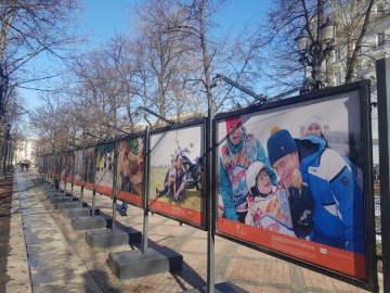 MOS.RU: «Город неравнодушных»: на Никитском бульваре открылась фотовыставка о некоммерческих организациях