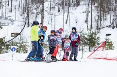 Глава Республики Алтай покатался на горных лыжах вместе с детьми-инвалидами
