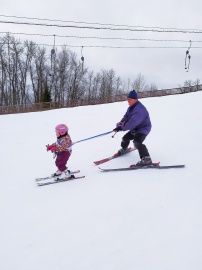 Детей с ограниченными возможностями здоровья бесплатно учат кататься на горных лыжах в Стризнево