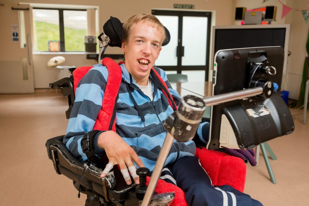 ДЦП подросток в специальной инвалидной коляске