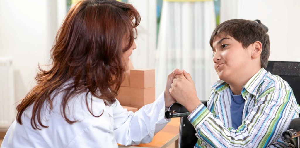 Ребенок с церебральным параличом с врачом