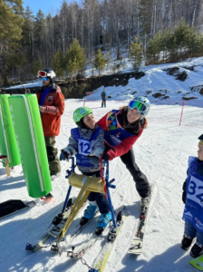 Инклюзивные соревнования по горным лыжам прошли в Республике Алтай
